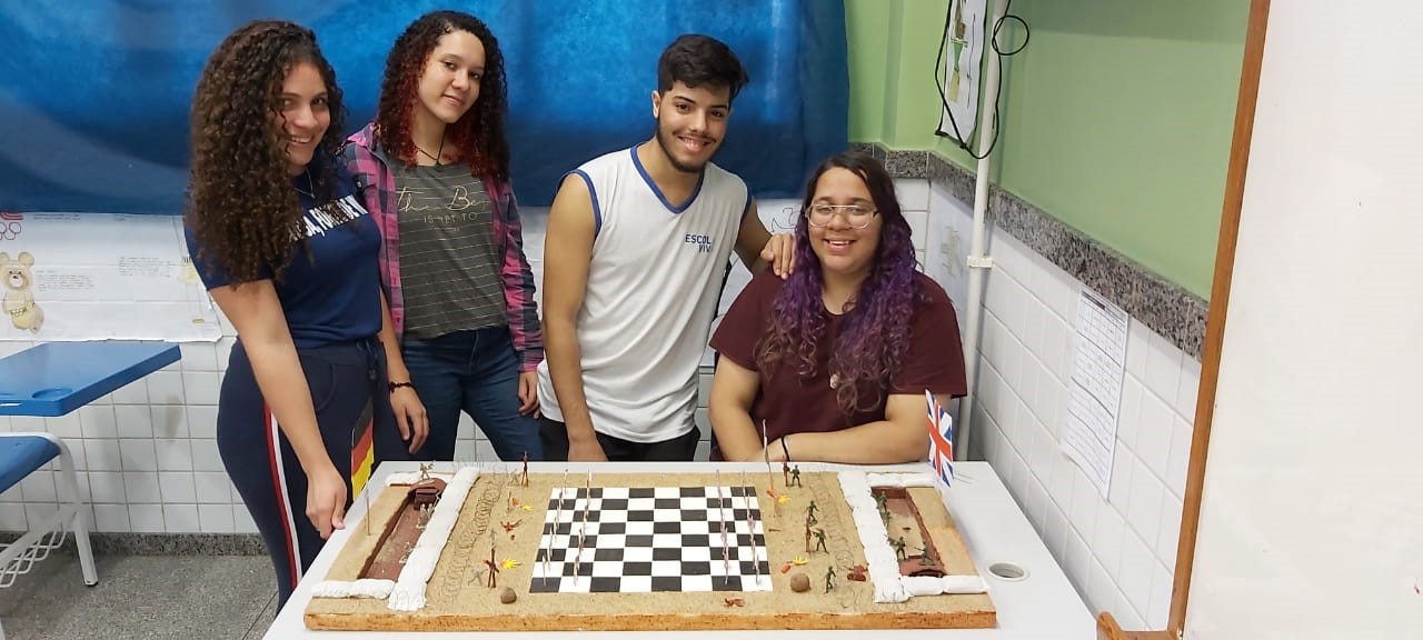 Foto de Tabuleiro De Xadrez Do Mapamúndi Com Jogo De Xadrez e mais