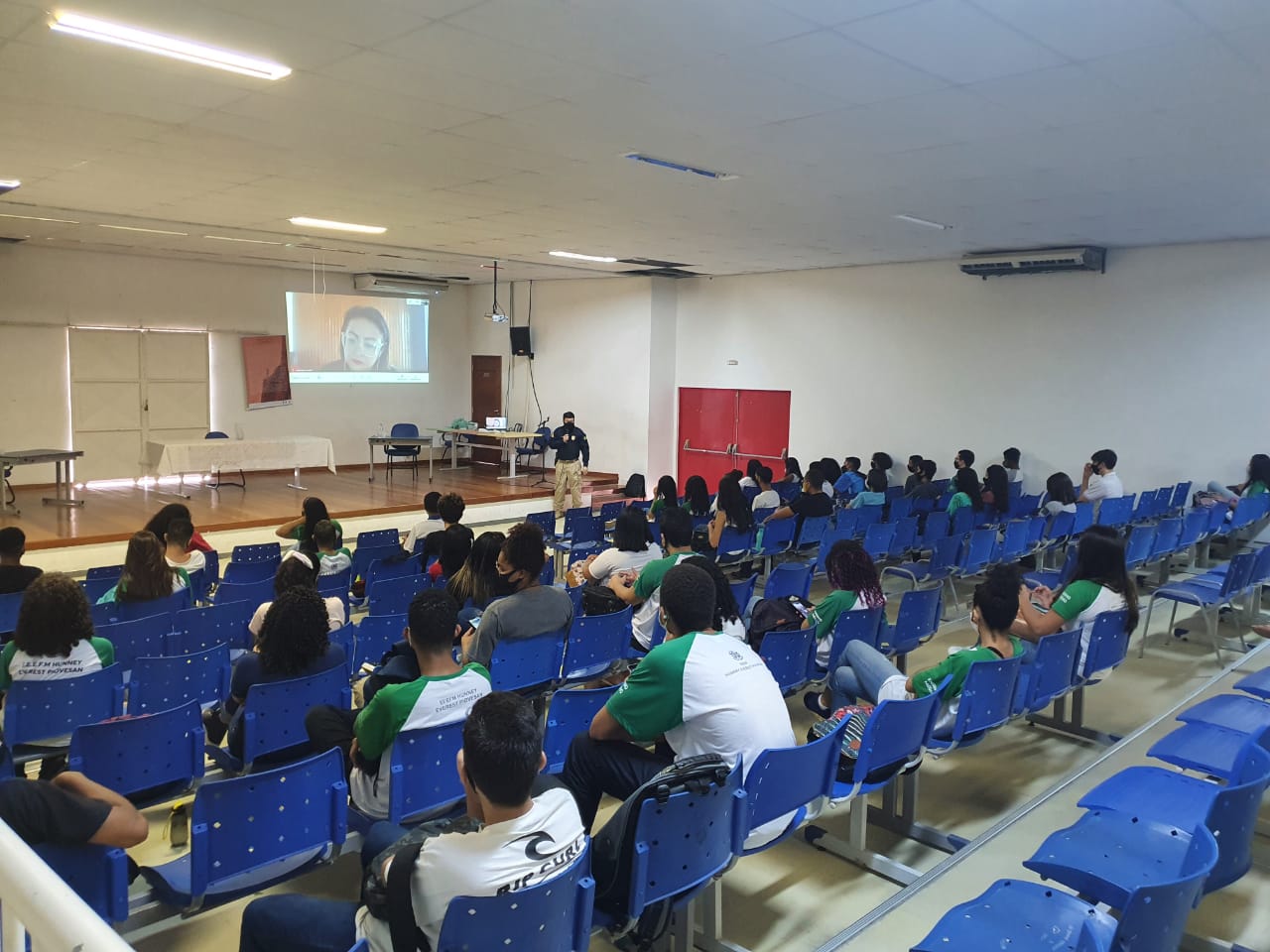 Quiz Interativo envolve estudantes de escola em Cariacica - SEDU