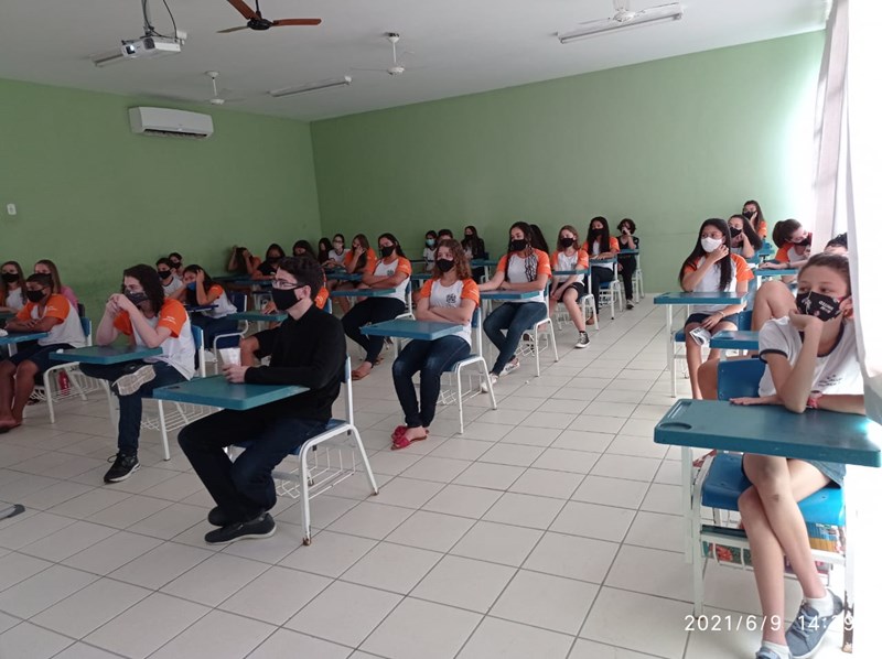 Quiz Interativo envolve estudantes de escola em Cariacica - SEDU