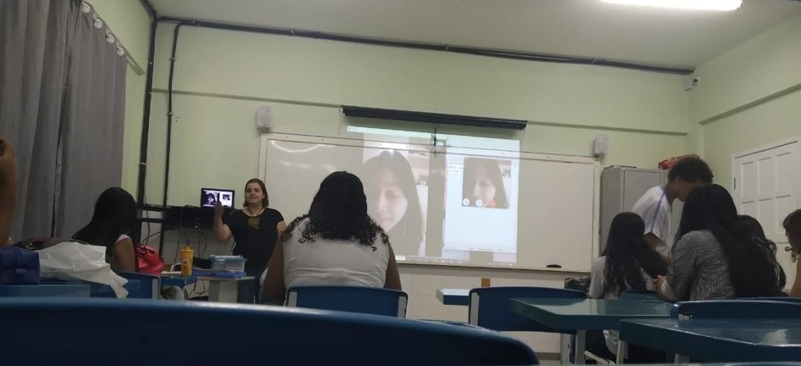 Estudantes entrevistam estrangeiros para praticar a pronúncia da Língua Inglesa