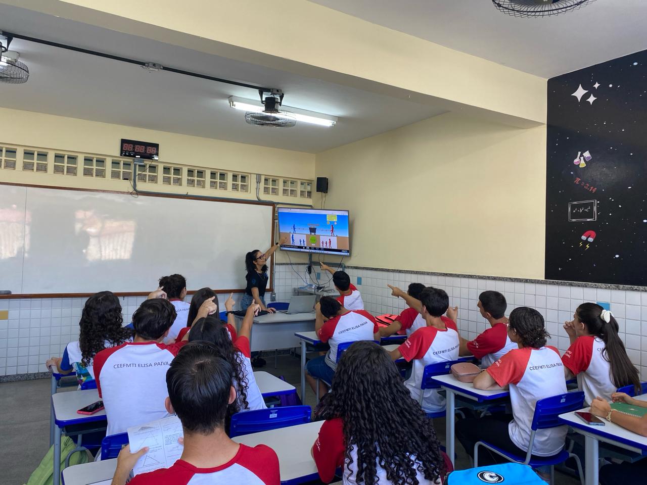 CEEFMTI Elisa Paiva - Física_prática investigativa_PhET Colorado