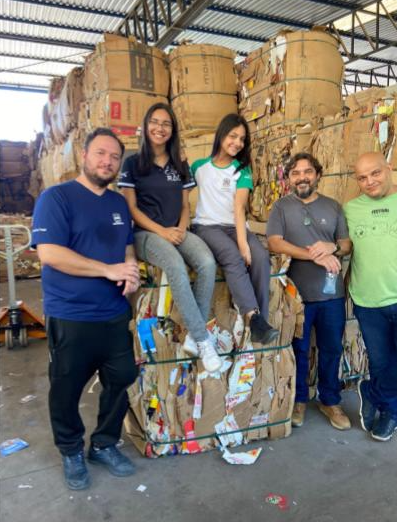Escola de Colatina realiza visita em associação de catadores de materiais recicláveis