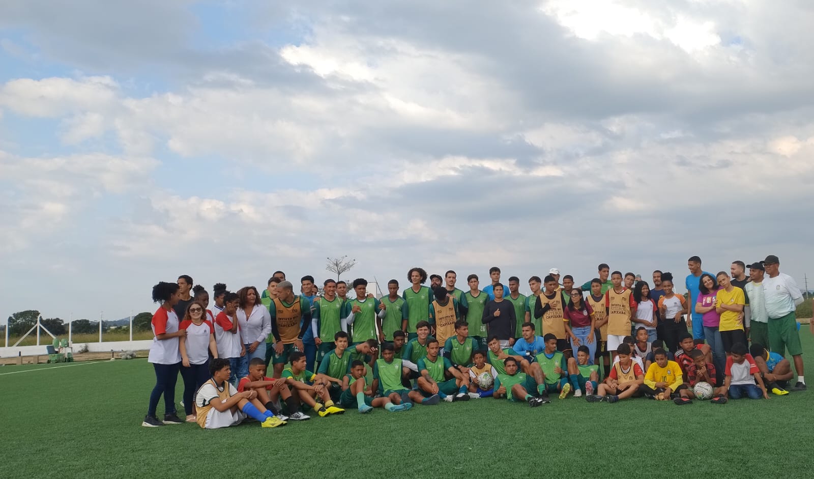 Encerramento com estudantes - professoras -  jogadores e comissão técnica do Nova Venécia FC