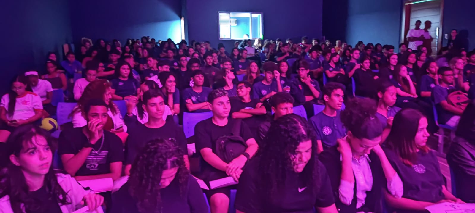 Estudantes prestigiam as atrações do Dia Internacional da Mulher no auditório da EEEM Arnulpho Mattos - Foto - Rogério-Araújo