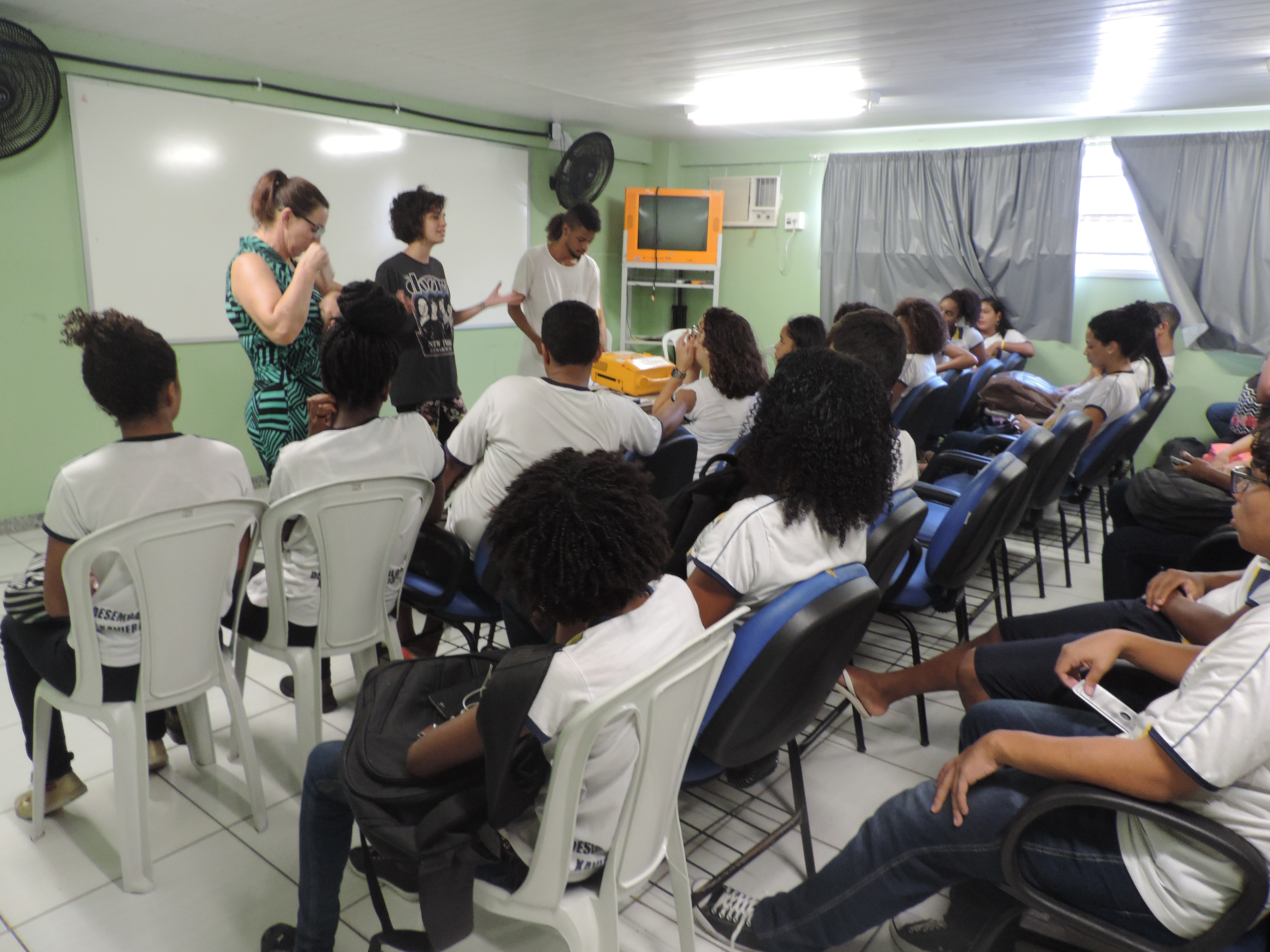 Exibição Matutino MOSTRA POR ELAS - Turmas 1M5 2M2 2M3 - Participação da Cineasta Barbara Ribeiro