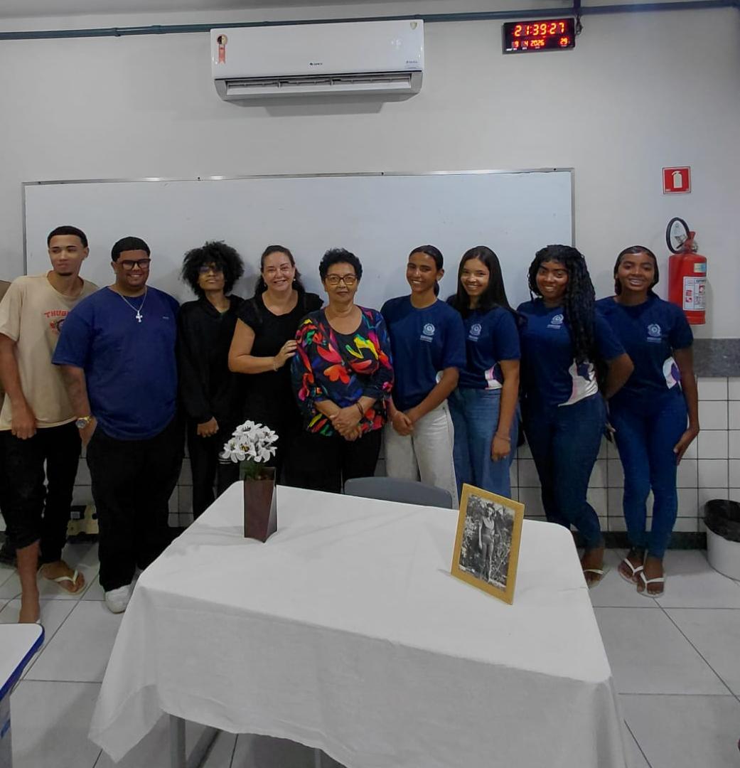 FOTO - PROFESSORA ELIZANGELA  E ALUNOS DA EJA COM MARIZÉTE ANCHIÊTA