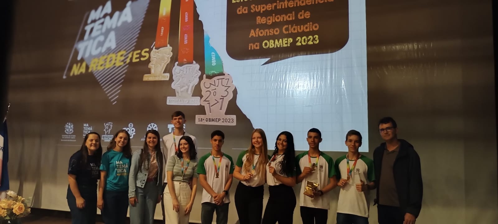 Foto do Prof Maxwel com os estudantes
