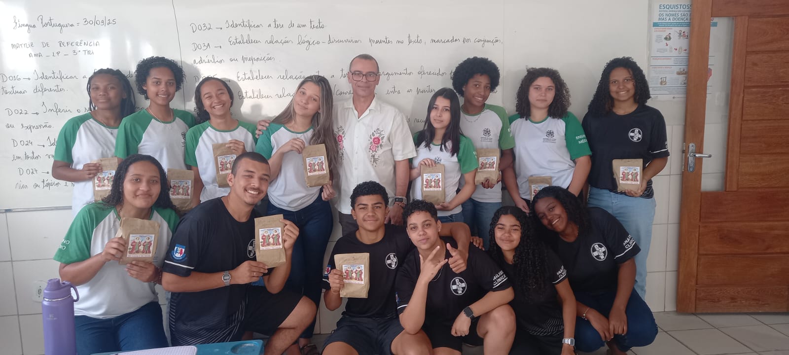 Imagem   6 alunos relizando atividade do projeto diálos intereligiosos Escola Antino Carneiro Ribeiro Guaçui (1)