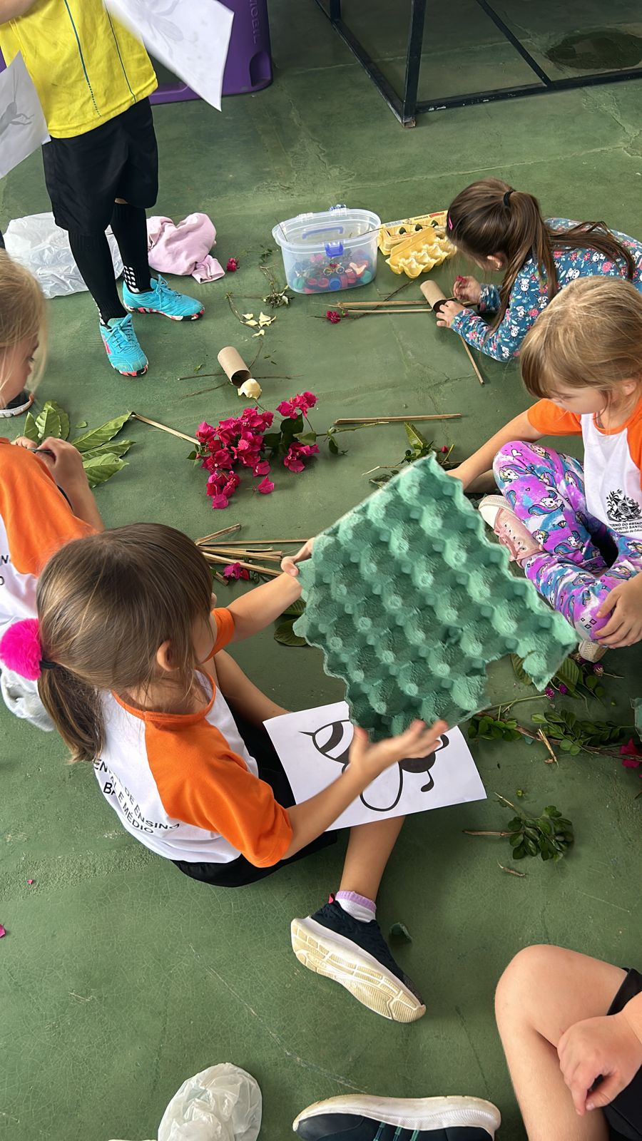 Na Semana do Meio Ambiente, estudantes de Afonso Cláudio criam obras de arte utilizando recursos da natureza e materiais reciclados