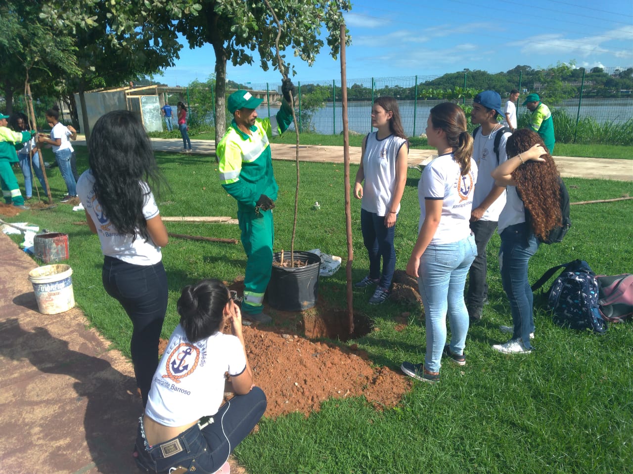 Alunos fazem plantio de árvores nativas na área verde do Tancredão