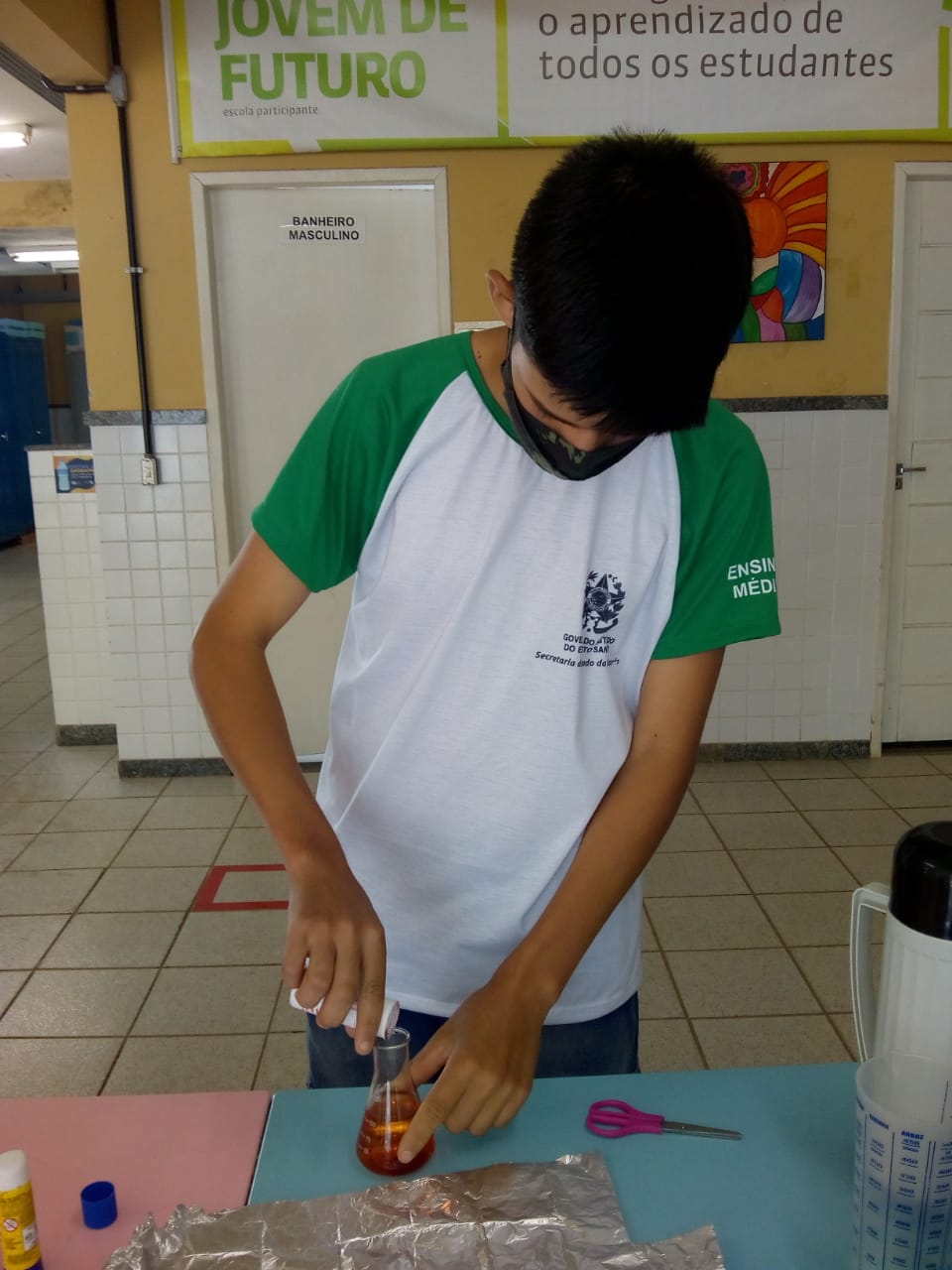 Estudantes de Afonso Cláudio constroem termoscópio em aula de Física