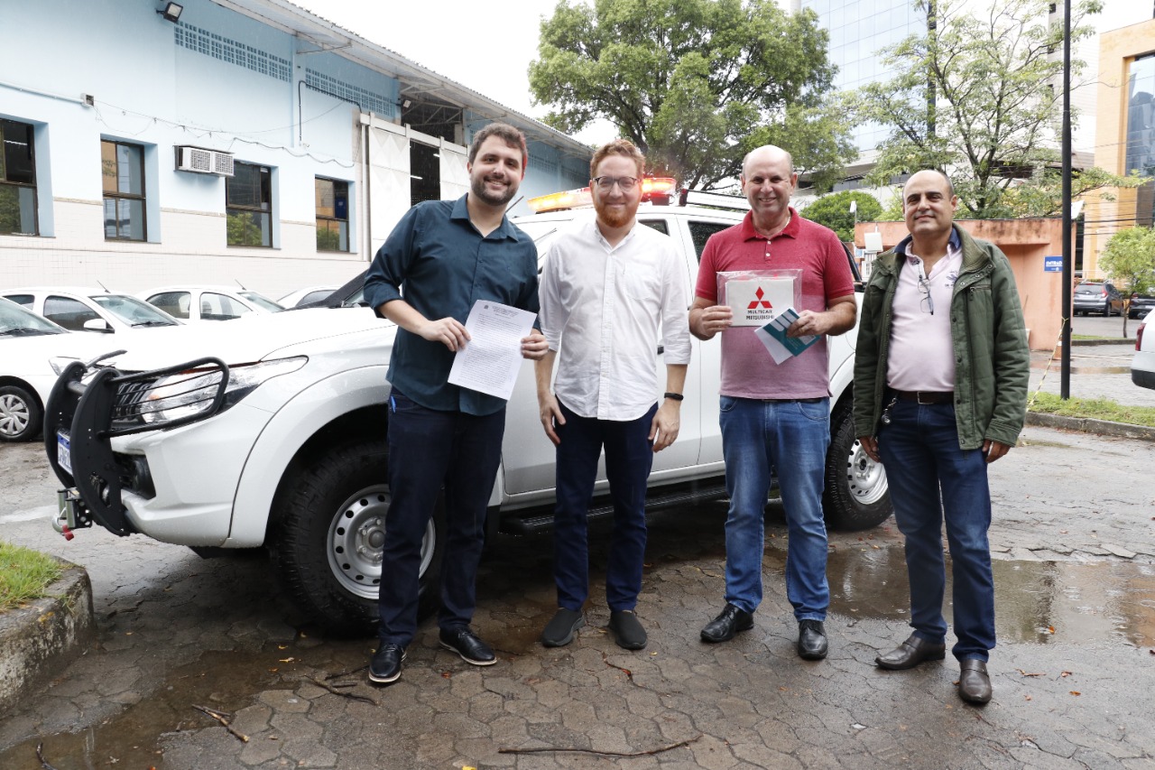 Sedu faz entrega de veículo ao DER para fiscalização de obras em escolas da Rede Estadual