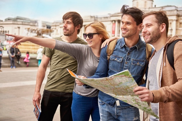 amigos-explorando-a-cidade-estrangeira_329181-8513