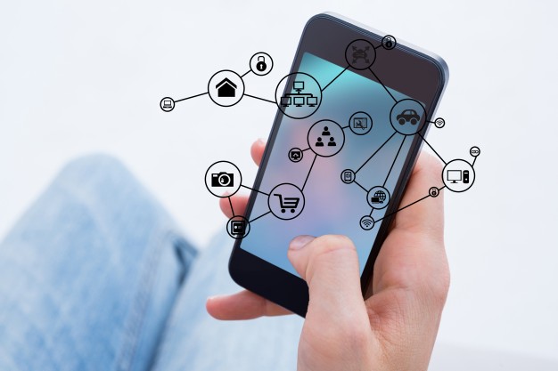 close-up-da-mao-do-homem-usando-seu-telefone-celular_1134-53