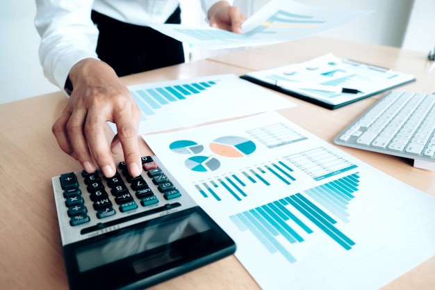 conceito-financas-economia-economica-contabilista-feminino-ou-calculadora-de-uso-de-banqueiro_1421-90