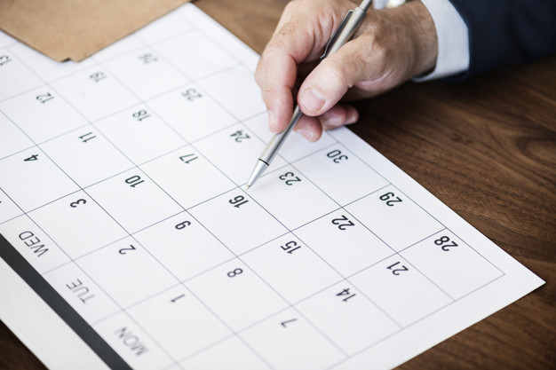 empresario-marcando-no-calendario-para-um-compromisso_53876-14778