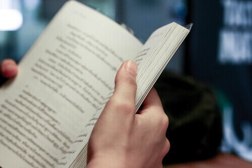 homem-lendo-um-livro