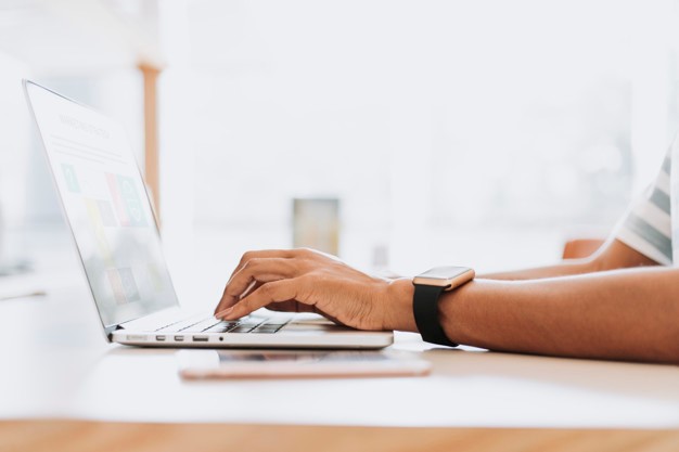 homem-trabalhando-seu-laptop_53876-88428-1