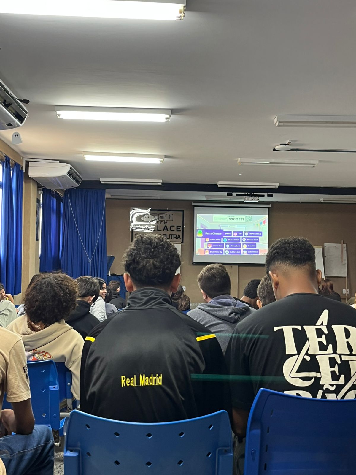 meninos logando no kahoot - Copia