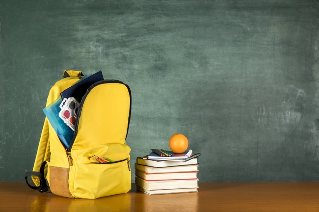 mochila-amarela-com-papelaria-e-livros-empilhados_23-2148179053