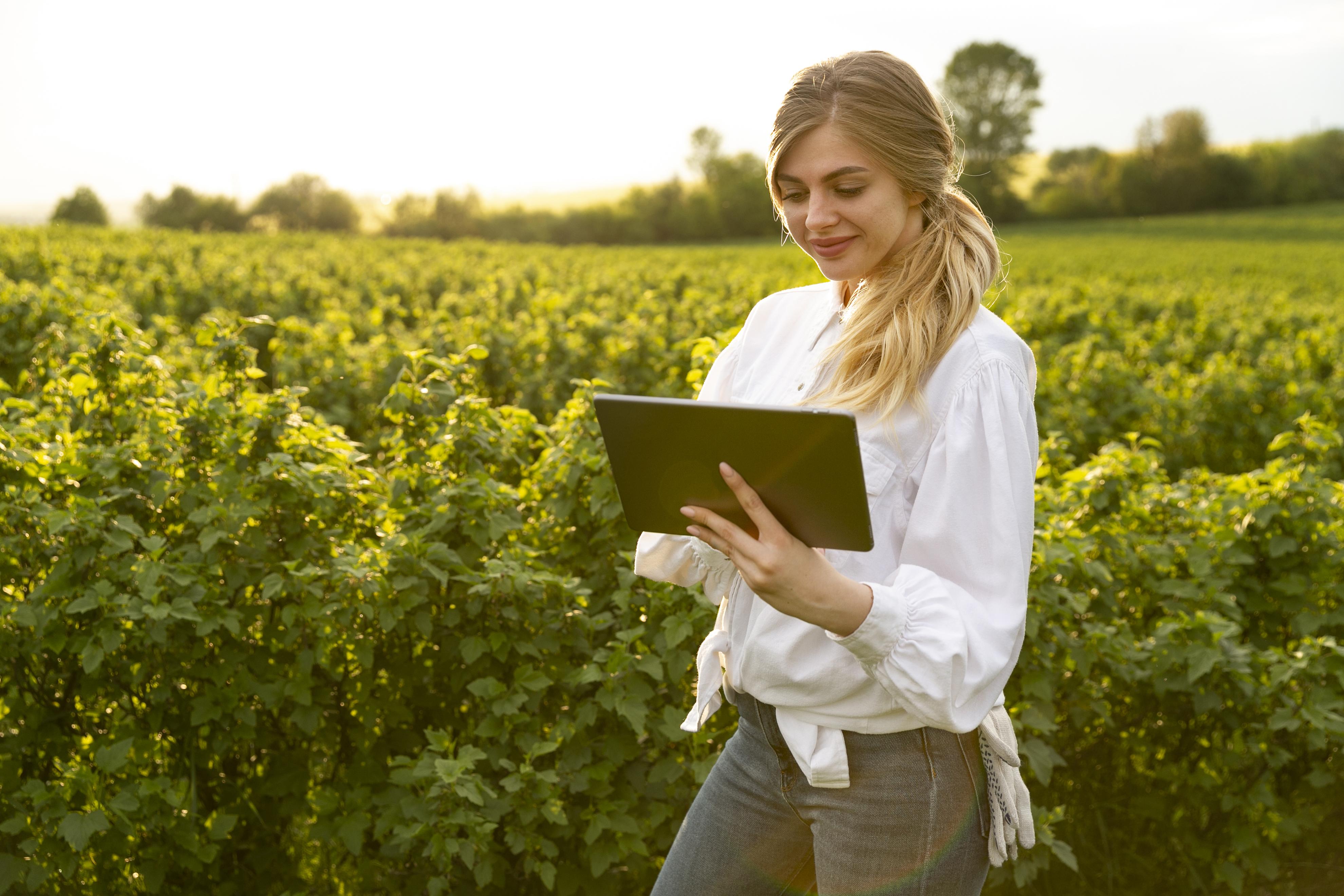 mulher-na-fazenda-com-tablet