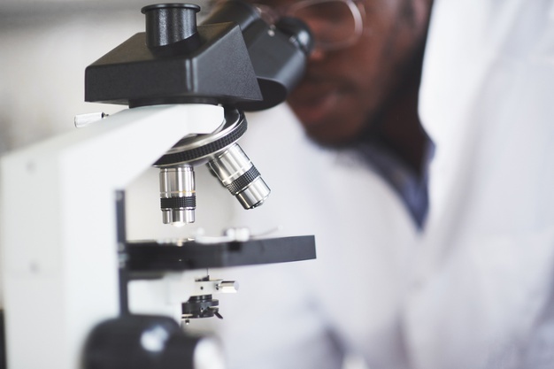 o-cientista-trabalha-com-um-microscopio-em-um-laboratorio-conduzindo-experimentos-e-formulas_146671-18070