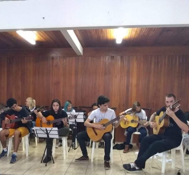 Orquestra de Violões de Escola de Santa Teresa revela talentos