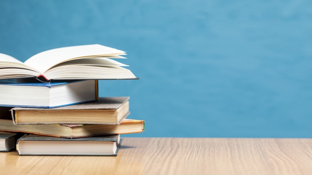 pilha-de-vista-frontal-de-livros-com-espaco-de-copia_23-2148255821