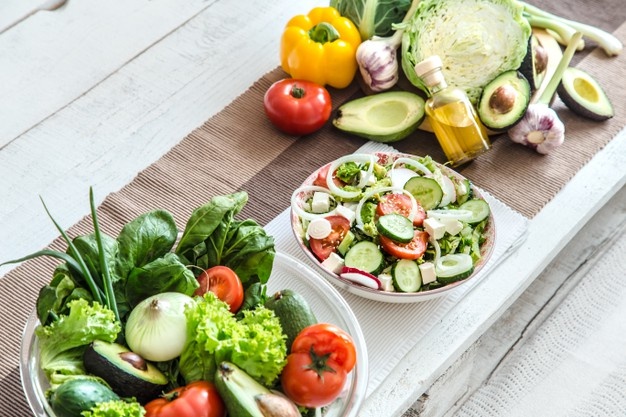 preparacao-de-alimentos-saudaveis-a-partir-de-produtos-organicos-na-mesa-o-conceito-de-alimentacao-saudavel-e-comida-caseira-vista-do-topo_169016-4860