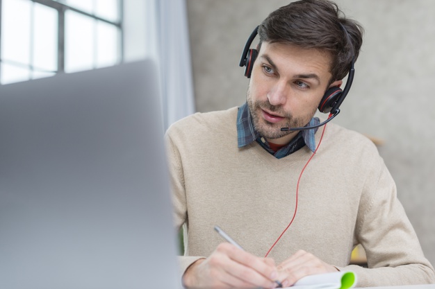 professor-com-fones-de-ouvido-tendo-uma-reuniao-on-line_23-2148511082