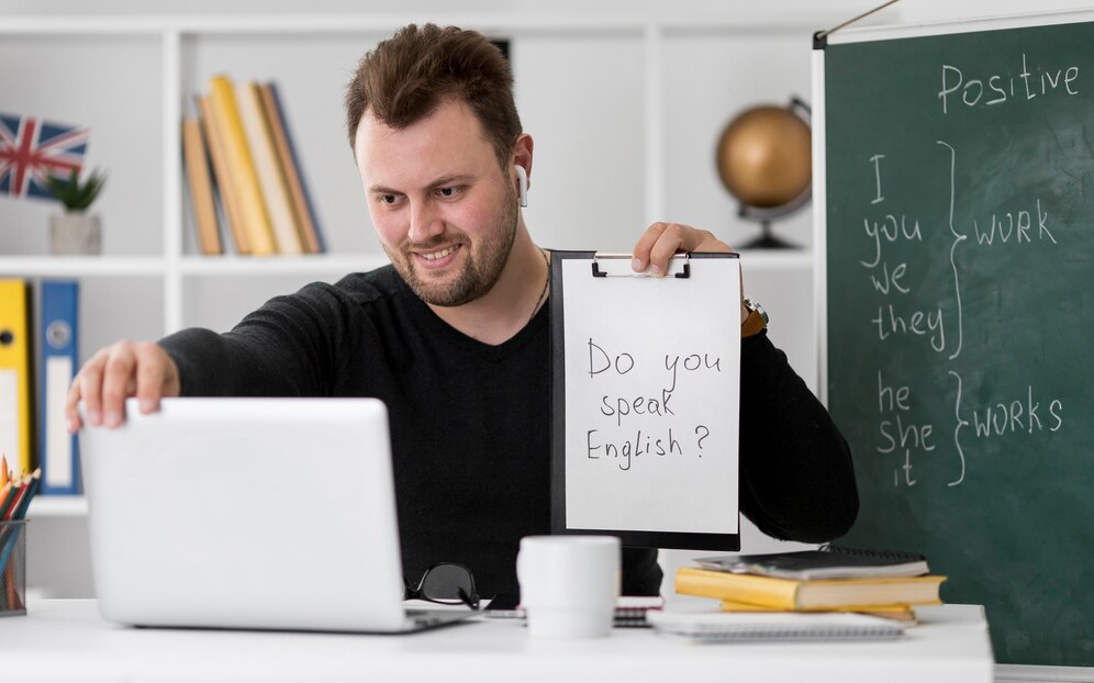 professor-dando-uma-aula-de-ingles-online-para-seus-alunos_23-2148963016