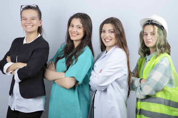 retrato-de-pessoas-felizes-de-diferentes-profissoes-que-estao-os-bracos-cruzados-no-fundo-branco-foto-de-alta-qualidade_114579-41550