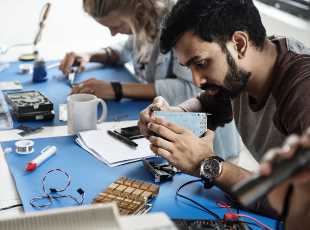 tecnicos-eletricos-trabalhando-em-pecas-eletronicas_53876-47000