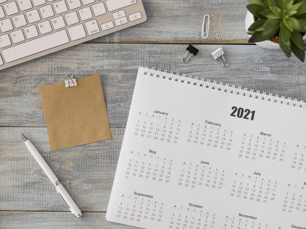 vista-superior-do-calendario-de-mesa-com-planta-suculenta_23-2148693375
